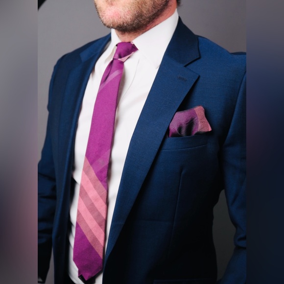 Burberry tie and matching pocket square - Picture 4 of 5